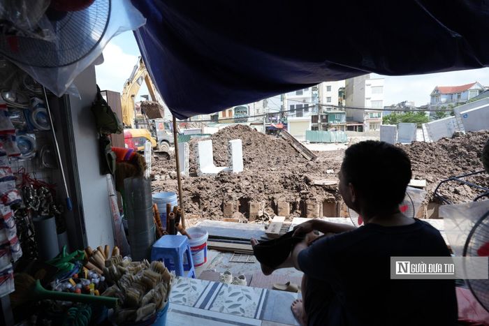 Ông N.T.T một hộ kinh doanh chia sẻ, từ khi khu vực trước cửa được đào để phục vụ thi công, lượng khách giảm đáng kể do việc tiếp cận cửa hàng trở nên khó khăn. 