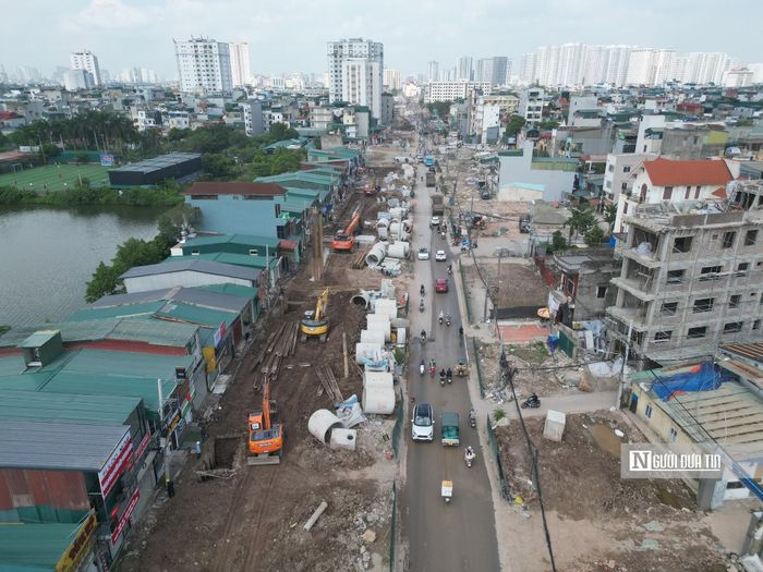 Được biết, công tác giải phóng mặt bằng toàn tuyến cơ bản hoàn tất. Tuy nhiên, tại nhiều vị trí, công trường vẫn ngổn ngang đất đá, hố đào; hệ thống điện, cáp viễn thông và cống thoát nước đang được triển khai, ảnh hưởng đến việc đi lại của người dân.
