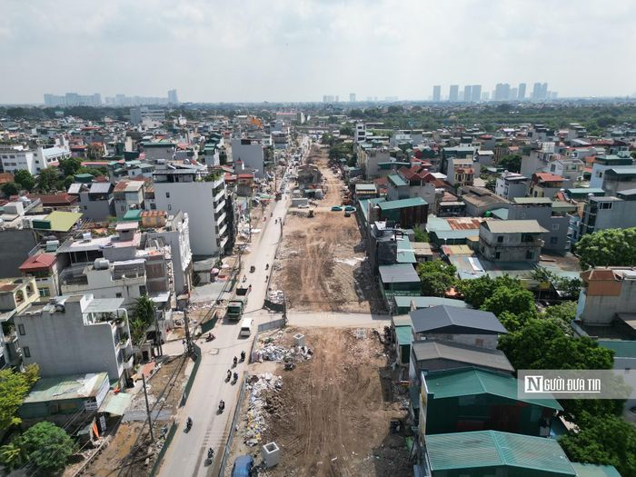 Dự án được UBND Tp. Hà Nội phê duyệt chủ trương đầu tư từ năm 2013, có điểm đầu giao đường Tam Trinh, điểm cuối giao với đê sông Hồng, chiều dài khoảng 3,4km. Tổng mức đầu tư dự án gần 2.900 tỷ đồng.