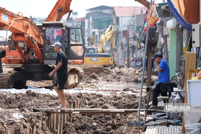 Đặc biệt, tại những vị trí có cửa hàng kinh doanh nằm sát mặt đường, việc tiếp cận trở nên khó khăn hơn. Có nơi người dân phải dựng xe ở phía ngoài rồi đi bộ vào nhà hoặc cửa hàng.