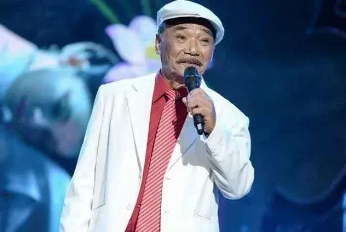 Tổ chức Kỷ lục Việt Nam xác lập kỷ lục “NSND cao tuổi nhất còn tham gia biểu diễn trên sân khấu”. Ảnh: FBNV