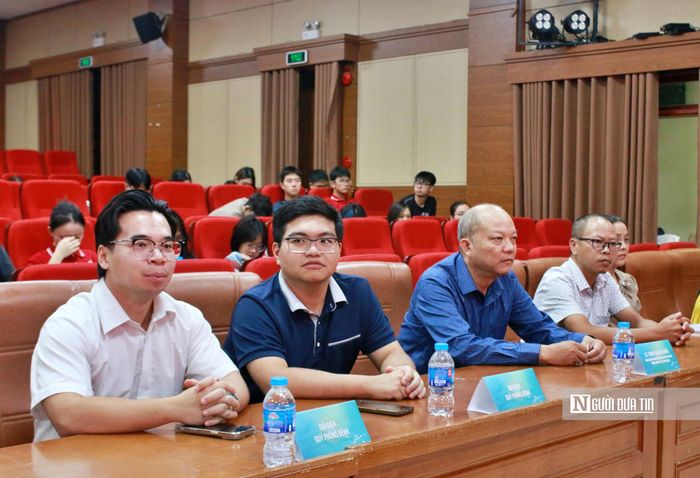 Các đại biểu tham dự lễ phát động. 