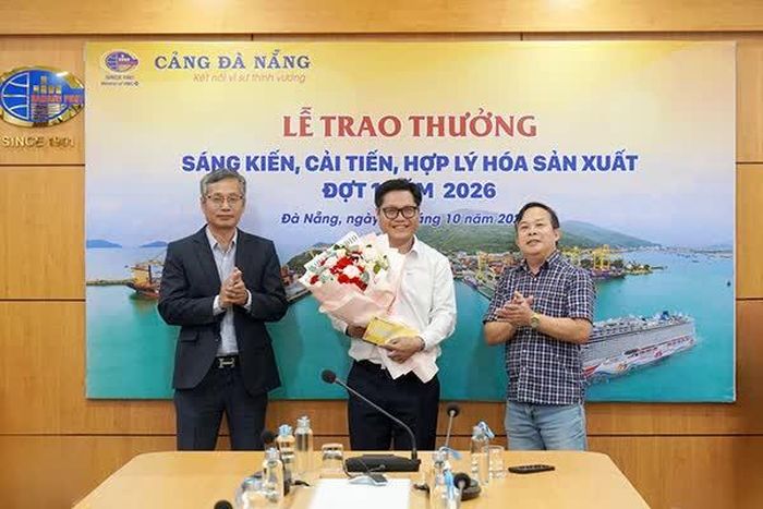 Lãnh đạo Cảng Đà Nẵng trao giải cho anh Nguyễn Hữu Long (giữa) là một trong hai tác giả của sáng kiến “Áp dụng phần mềm xử lý và số hóa sơ đồ xếp dỡ container trên tàu (Bayplan)”.