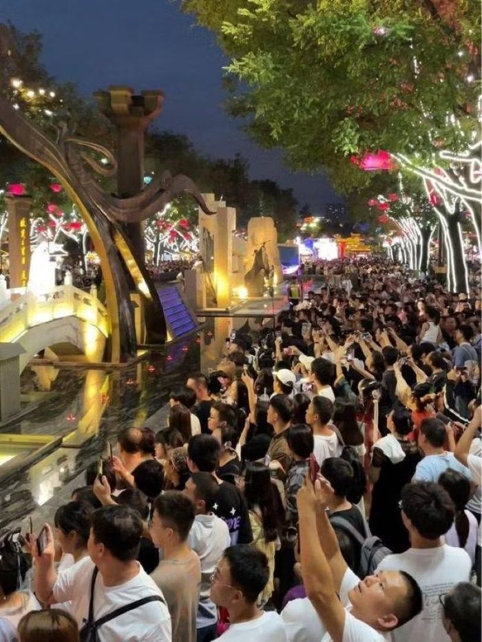 Những người phía sau chỉ thể ngắm đầu người phía trước. Ảnh: Creaders.