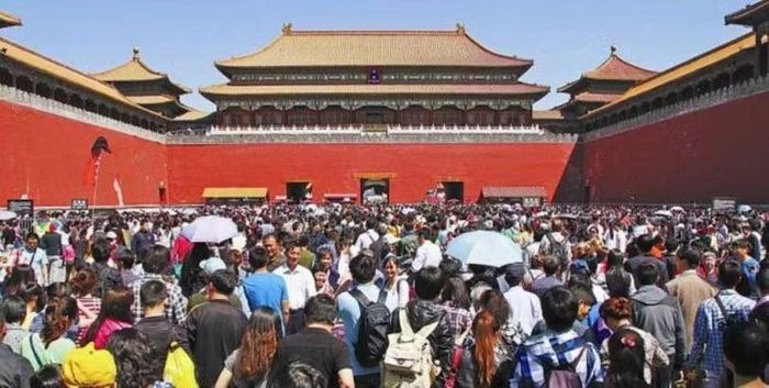 Chen chúc trong Tử Cấm Thành. Ảnh: Creaders.