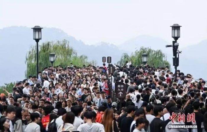 Đoạn Kiều, Tây Hồ chật cứng du khách. Ảnh: Chinanews.
