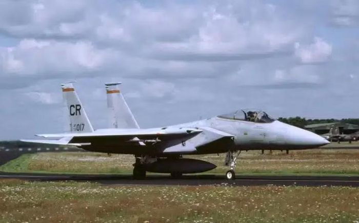Một chiếc F-15C thuộc Phi đội Chiến đấu Cơ chiến thuật số 32, đóng tại Soesterberg, Hà Lan, được chụp vào giữa những năm 1980. Ảnh: Hải quân Mỹ.