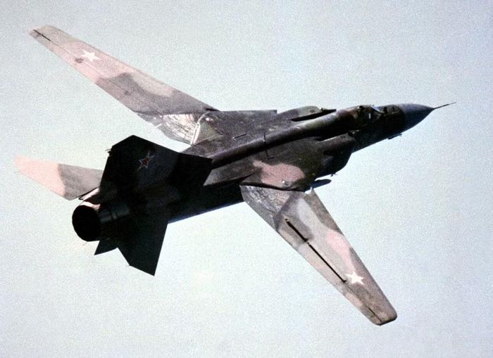 Một chiếc MiG-23MDL của Liên Xô đang bay với cánh có thể điều chỉnh hình dạng ở vị trí phía trước, tháng 2/1986. Ảnh: Hải quân Mỹ.
