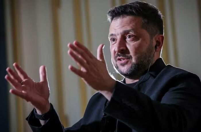 Tổng thống Ukraine Volodymyr Zelensky phát biểu trong cuộc phỏng vấn với Reuters, tại Kiev, Ukraine, ngày 2/10. Ảnh: Reuters.
