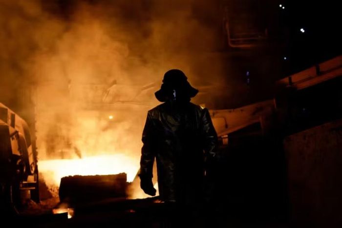 Một công nhân đang xử lý sắt lỏng trong một xưởng đúc thép tại nhà máy thép ArcelorMittal Kryvyi Rih, thị trấn Kryvyi Rih, vùng Dnipropetrovsk, Ukraine, ngày 27/4/2022. Ảnh: Reuters.