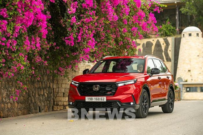 Bản nâng cấp mới trên CR-V thế hệ thứ 6 được Honda giới thiệu từ tháng 2/2026 với hai tuỳ chọn động cơ Hybrid hoặc xăng truyền thống 