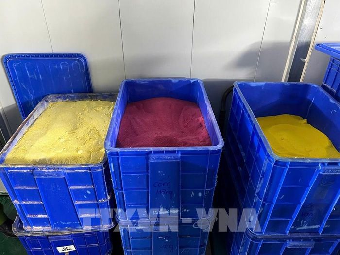 Nguyên liệu được các đối tượng sử dụng để sản xuất C sủi giả. Ảnh: TTXVN phát