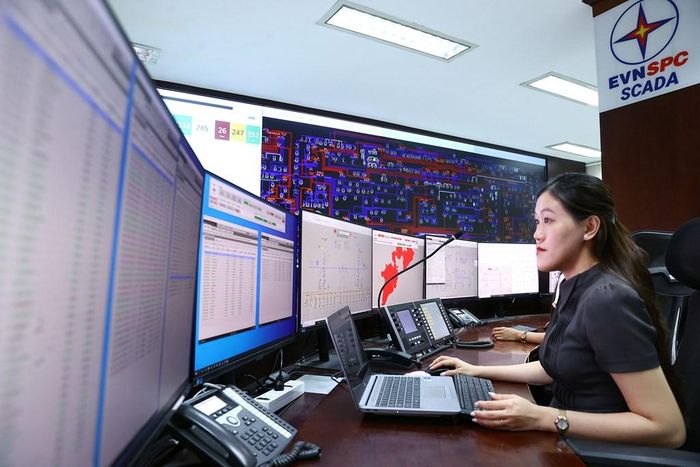 Nữ kỹ sư trực vận hành tại trung tâm Scada của Tổng Công ty Điện lực Miền Nam. Ảnh: Huy Hùng - TTXVN