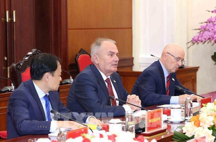 Đồng chí Thürmer Gyula, Chủ tịch Đảng Công nhân Hungary phát biểu tại cuộc gặp Thường trực Ban Bí thư Trần Cẩm Tú. Ảnh: Phương Hoa - TTXVN
