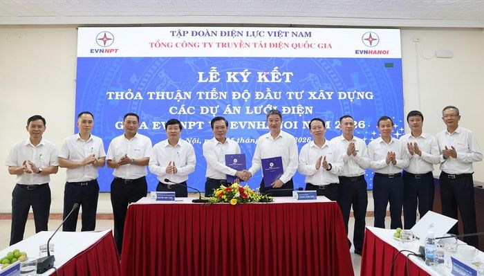 Lãnh đạo 2 Tổng công ty trao thỏa thuận tiến độ đầu tư xây dựng lưới điện đã được ký kết. Ảnh: Hương Thủy/BNEWS/TTXVN