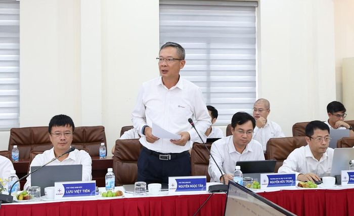 Phó Tổng giám đốc EVNNPT Nguyễn Ngọc Tân báo cáo tại buổi làm việc. Ảnh: Hương Thủy/BNEWS/TTXVN