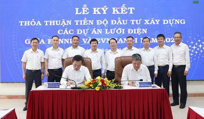 Quyền Tổng giám đốc EVNNPT Hoàng Xuân Khôi và Tổng giám đốc EVNHANOI Nguyễn Anh Tuấn ký thỏa thuận tiến độ đầu tư xây dựng lưới điện trước sự chứng kiến của Chủ tịch HĐTV và lãnh đạo 2 Tổng công ty. Ảnh: Hương Thủy/BNEWS/TTXVN