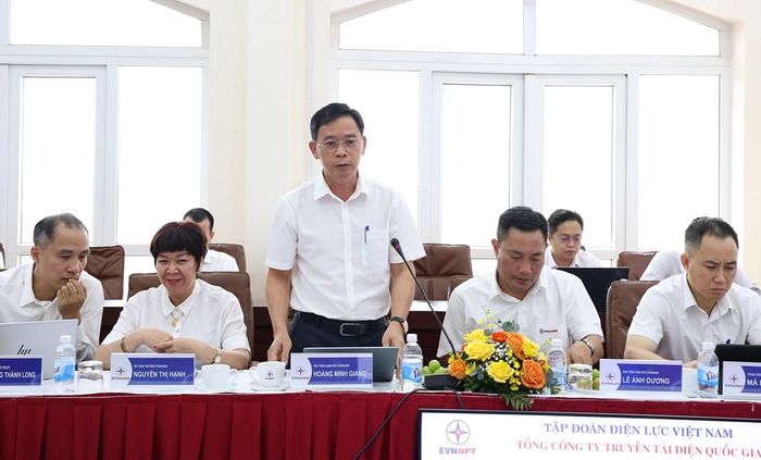 Phó Tổng giám đốc EVNHANOI Hoàng Minh Giang báo cáo tại buổi làm việc. Ảnh: Hương Thủy/BNEWS/TTXVN