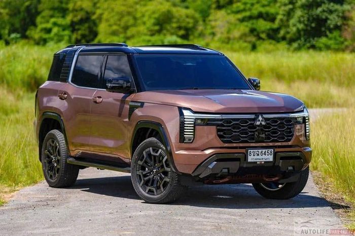 Mitsubishi Pajero thế hệ mới (bên dưới) và Ford Everest (bên trên).