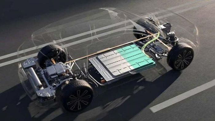 Với EREV, động cơ đốt trong có thể đóng vai trò như một nguồn phát điện bổ sung, giúp xe tiếp tục vận hành và giảm sự phụ thuộc vào việc tìm điểm sạc trong những hành trình dài.