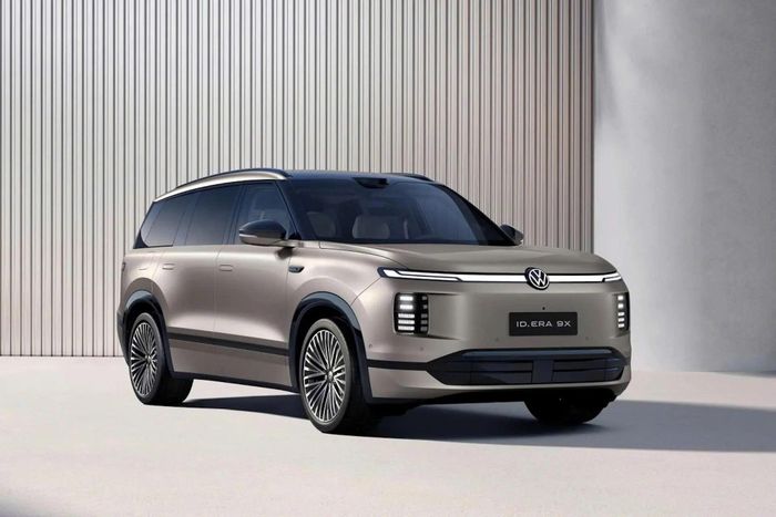 Volkswagen ID. Era 9X sử dụng bộ pin 65,2 kWh cùng động cơ xăng 1.5L tăng áp làm máy phát điện.