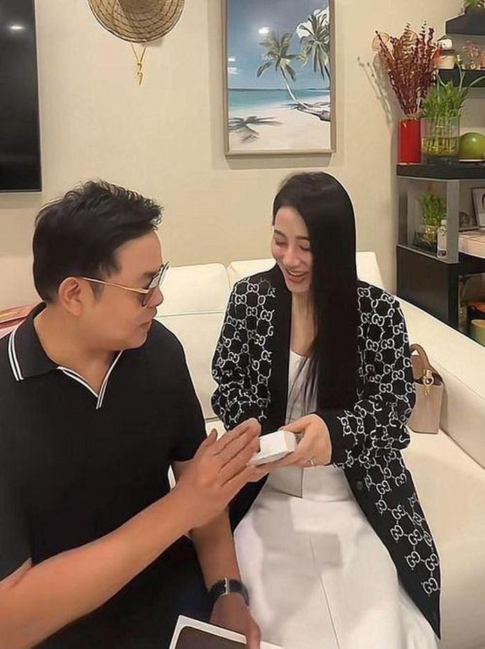 Tố My thân tình đến thăm nhà Quang Lê ở Mỹ.