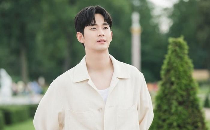 Sự kiện diễn ra trong bối cảnh Kim Soo Hyun từng trải qua thời gian chịu sự chú ý và tranh luận trên mạng xã hội vào năm 2025.
