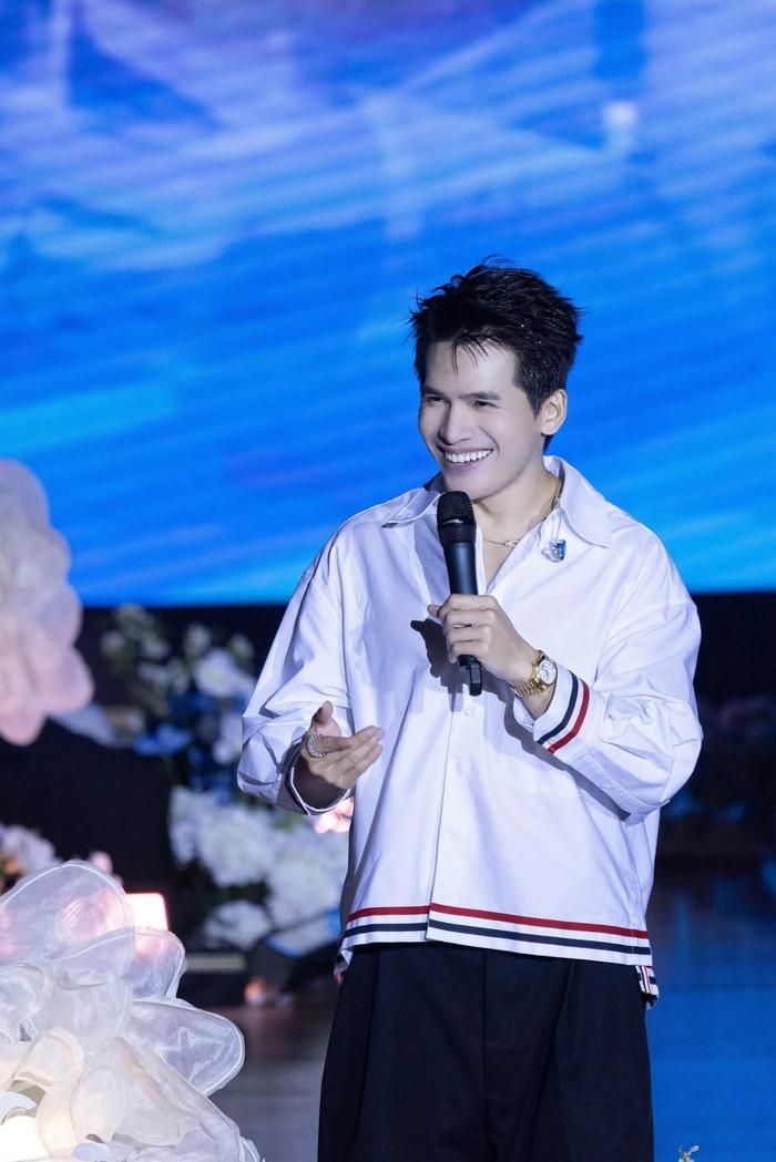 Với Quốc Thiên, việc có thể cất tiếng hát ở bất cứ đâu dường như cũng là một cách để anh kết nối với âm nhạc mà không cần đến ánh đèn sân khấu. 