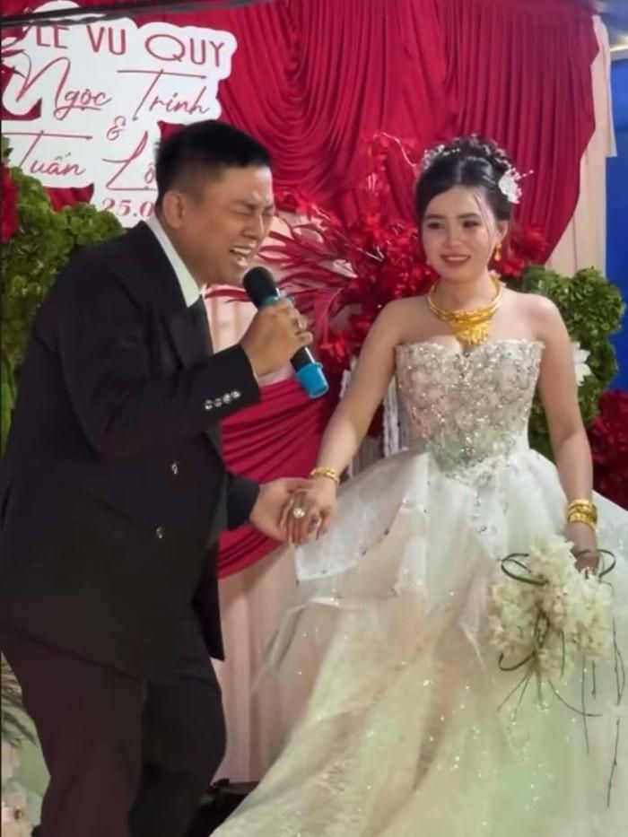Giọng hát Hoài Lâm chới với, khàn đục khi hát khiến người hâm mộ lo lắng cho sức khỏe của anh.