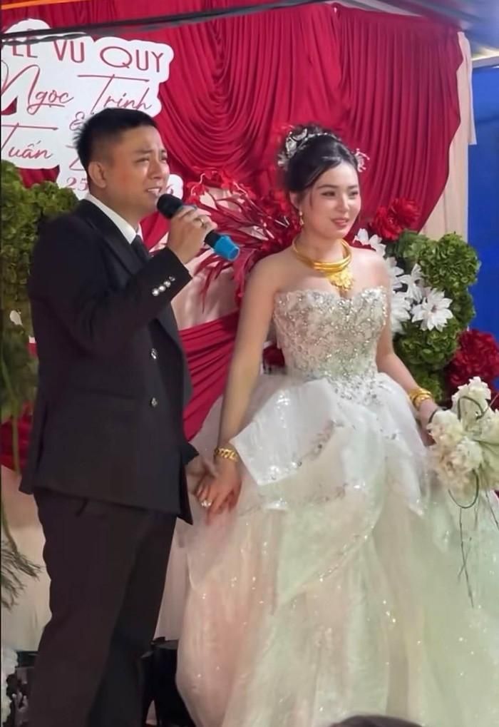Hoài Lâm và Ngọc Trinh đong đầy hạnh phúc trong đám cưới. (Ảnh chụp màn hình từ TikTok Hoàng Diễm)
