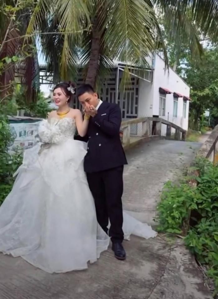 Hoài Lâm liên tục có biểu cảm hạnh phúc với Ngọc Trinh trong đám cưới. (Ảnh chụp màn hình từ TikTok @phuongthaooo___)
