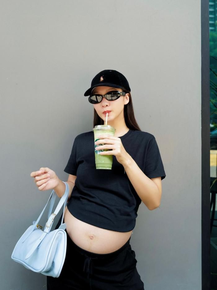 Khả Ngân công khai mang con đầu lòng vào đầu tháng 10. Ảnh: FBNV