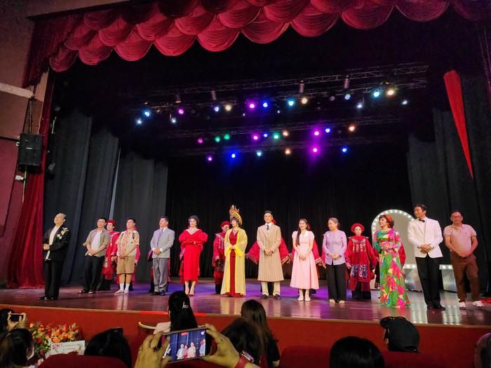 Các nghệ sĩ, diễn viên cùng nhau tạo nên tác phẩm. 