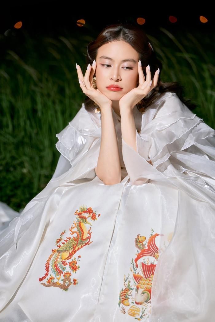 Hoàng Thùy Linh chưa công bố cụ thể sản phẩm hay kế hoạch phía sau tấm poster vừa được hé lộ. 