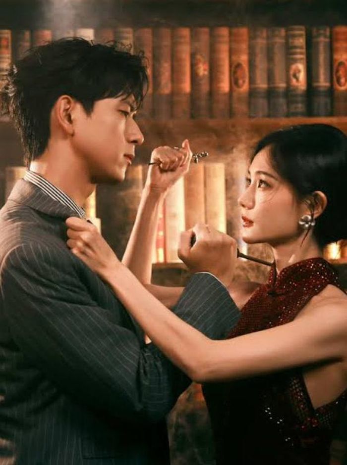Tôi Không Phải Đại Sư là phim dân quốc kết hợp trinh thám, lừa đảo và báo thù, với Lý Hiện và Lý Nhất Đồng đóng chính. Lý Hiện đảm nhận Thượng Quan Thành Minh, người có gia đình bị tổ chức Thiên Tướng Phái dùng thủ đoạn hãm hại. Sau biến cố, anh thay đổi thân phận, âm thầm thâm nhập vào thế giới của những kẻ chuyên dùng thuật số và lừa đảo để tìm cách báo thù. Trên hành trình này, anh gặp Giang Phi Yến do Lý Nhất Đồng thủ vai. Hai người liên thủ, dùng chính những màn lừa đảo để đối phó đối thủ, đồng thời từng bước vạch trần bí mật phía sau Thiên Tướng Phái.