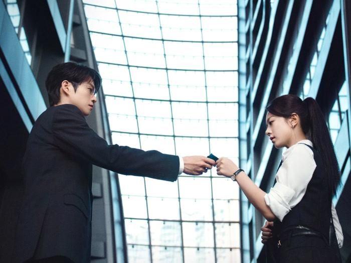 Từ Trì và Diệp Tín Chi ban đầu không đơn thuần là một cặp đôi. Mối quan hệ của họ được xây dựng từ sự thăm dò, cạnh tranh rồi dần chuyển sang hợp tác. Một người là nhân sự trẻ đang tìm cách khẳng định bản thân, người còn lại là đàn anh dày dạn kinh nghiệm. Sự khác biệt này tạo nên những màn đấu trí đáng chú ý trong môi trường công sở.