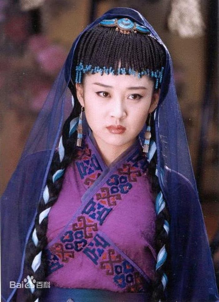 Nhậm Doanh Doanh là Thánh cô của Nhật Nguyệt Thần Giáo, con gái Nhậm Ngã Hành. Nàng vừa xinh đẹp, vừa thông minh, có võ công cao cường và đặc biệt giỏi âm luật. Nhậm Doanh Doanh yêu Lệnh Hồ Xung bằng tình cảm sâu sắc. Nàng từng chấp nhận hy sinh danh dự và tự do để cứu người mình yêu. Cuối cùng, hai người rời xa tranh đấu giang hồ và sống cuộc đời tiêu dao.