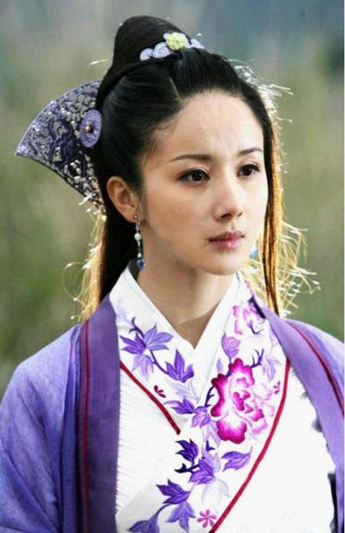 A Cửu, tức Trường Bình Công Chúa, là con gái Sùng Trinh Đế. Nàng được Kim Dung xây dựng với vẻ đẹp dịu dàng, đồng thời có tài võ nghệ và âm luật. A Cửu yêu Viên Thừa Chí nhưng cuộc đời bị cuốn vào biến động cuối thời Minh. Sau khi Viên Thừa Chí ra hải ngoại, nàng lựa chọn xuất gia, trở thành một nhân vật mang màu sắc bi thương. Đáng chú ý, A Cửu còn xuất hiện thoáng qua trong Lộc Đỉnh Ký.