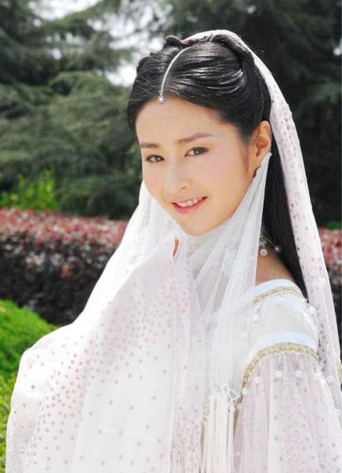 Tên thật là Kha Tư Lệ, Hương Hương Công Chúa được Kim Dung xây dựng như một tuyệt sắc giai nhân. Nàng sở hữu vẻ đẹp trong trẻo, thuần khiết đến mức khiến Càn Long say mê và nhiều người không thể rời mắt. Nàng yêu Trần Gia Lạc, thủ lĩnh Hồng Hoa Hội, nhưng tình yêu bị quyền lực và những biến cố chính trị chia cắt. Cuối cùng, Hương Hương Công Chúa chọn cái chết để bảo vệ tình yêu và sự trong sạch của mình.
