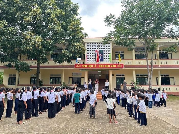  Vì cuộc sống mưu sinh nơi đất khách quê người, nhiều trẻ em ở xã La Lay phải sống trong cảnh thiếu vắng bàn tay chăm sóc của cha mẹ. Ảnh: T.T
