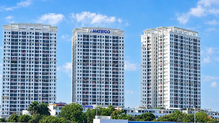 Chung cư Hateco Apollo được phủ bằng những tấm băng rôn đỏ với nội dung yêu cầu chủ đầu tư làm rõ thu chi và bàn giao quỹ bảo trì.