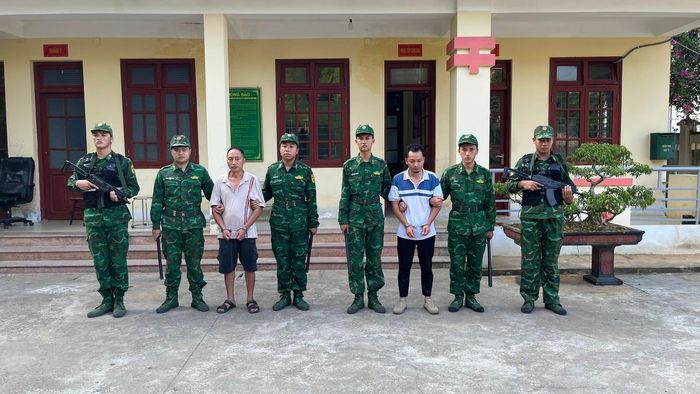 2 đối tượng Ly Thền Hồ và Sùng Văn Quang bị Bộ đội Biên phòng bắt giữ.