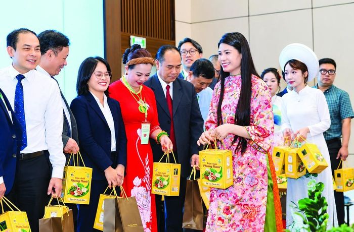 Lê Phương Chi tặng quà tài trợ tại sự kiện
