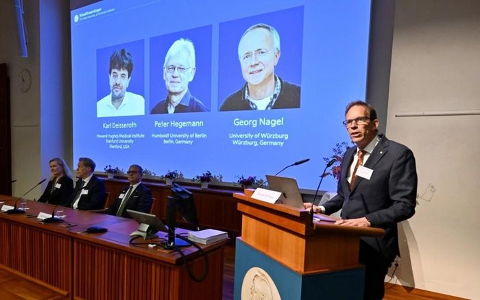 Lễ công bố tên 3 nhà khoa học đoạt giải Nobel Y sinh 2026