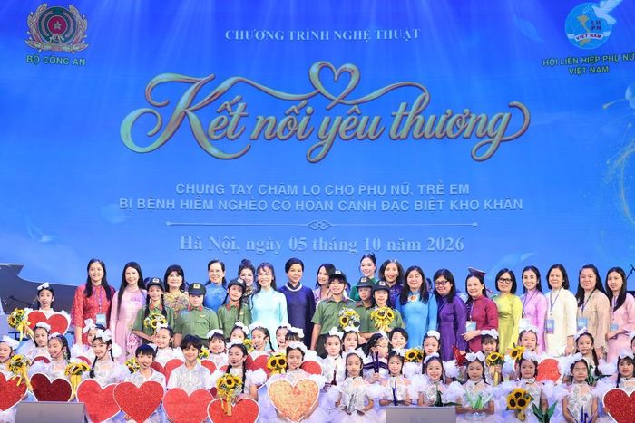 Bà Lê Thị Thủy (thứ 4 từ trái sang, hàng sau), Ủy viên TƯ Đảng, Phó Chủ tịch UBTƯ MTTQ Việt Nam, Chủ tịch Hội LHPN Việt Nam; Bà Ngô Phương Ly (thứ 7 từ trái sang, hàng sau), Phu nhân Tổng Bí thư, Chủ tịch nước Tô Lâm và các đại biểu, nghệ sĩ cùng các em thiếu nhi tham dự chương trình