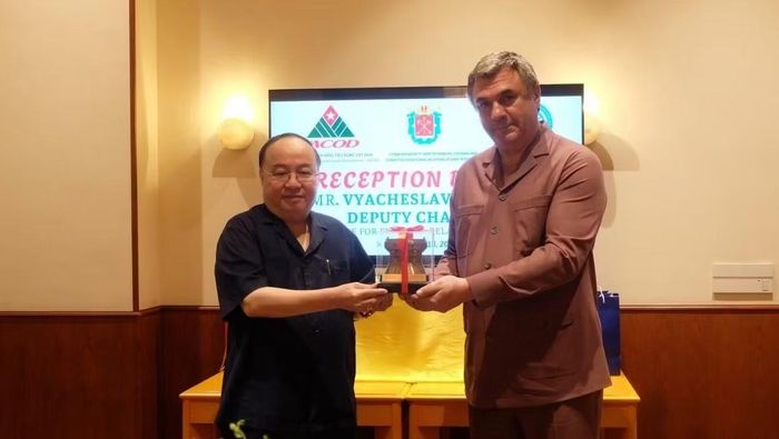  Chủ tịch HBA-VACOD tặng quà lưu niệm cho Phó Chủ tịch Ủy ban Đối ngoại thành phố Saint Petersburg trong chuyến công tác đến Việt Nam vào hồi tháng 7/2026 