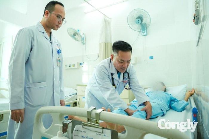 Bác sĩ thăm khám cho bệnh nhân.