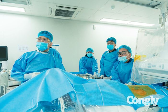 Dùng khí CO₂ can thiệp mạch máu cho bệnh nhân 80 tuổi.