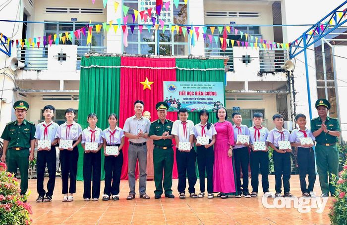 Trao quà, cho các học sinh có hoàn cảnh khó khăn, vượt khó vươn lên.