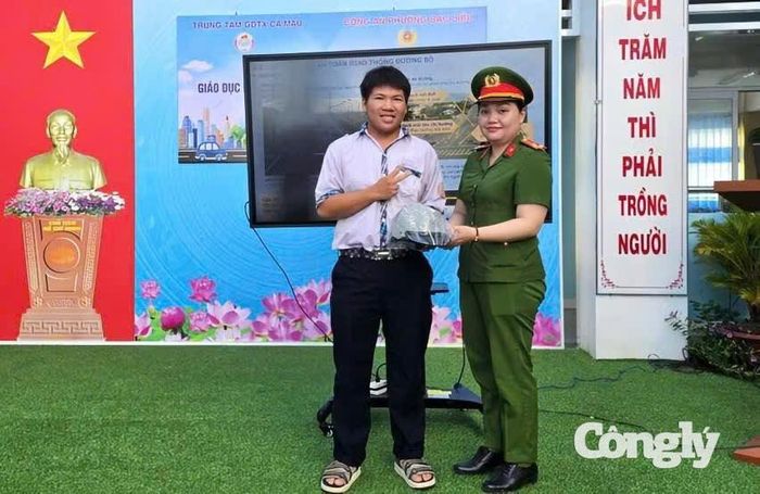 Cán bộ Công an phường Bạc Liêu tặng quà cho học viên